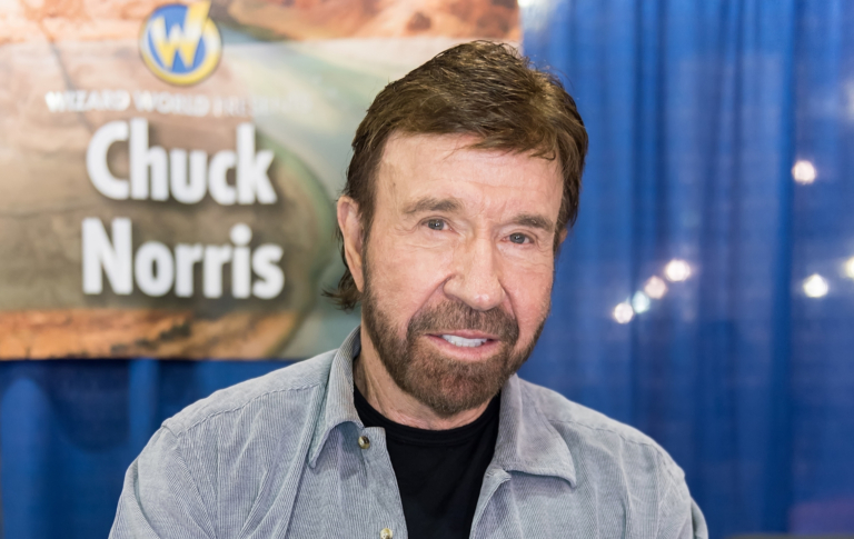 Chuck Norris est mort à 86 ans : une histoire des propos anti-LGBTQ+ de l'acteur controversé Actor Chuck Norris headshot