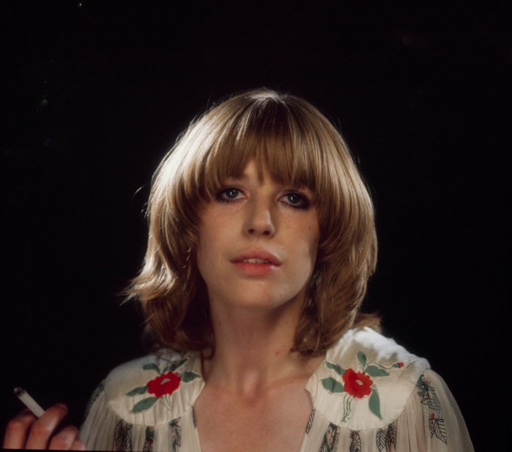 La chanteuse Marianne Faithfull pose dans une robe à fleurs
