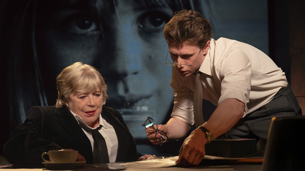 Marianne Faithfull et George MacKay dans un anglais brisé.