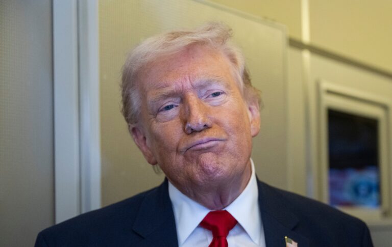 Les organisations LGBTQ+ exhortent le Sénat américain à rejeter la loi anti-trans SAVE America de Trump President Donald Trump in a suit