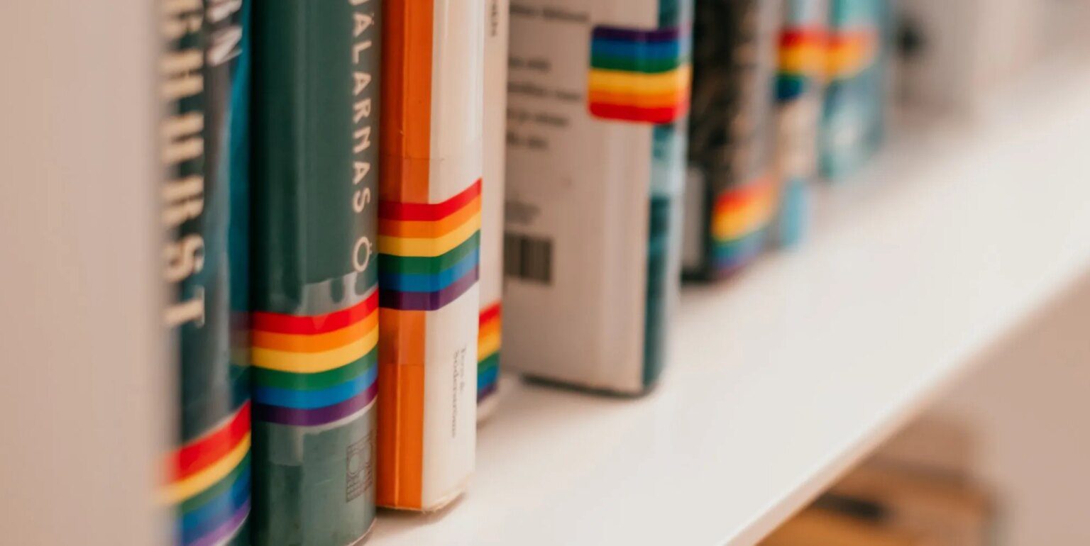 Une bibliothécaire du Tennessee risque son emploi après avoir refusé de déplacer des livres pour enfants LGBTQ+ LGBTQ+ library books