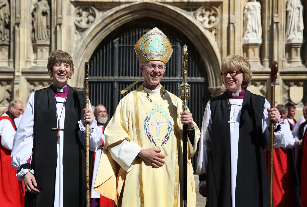 L'archevêque de Canterbury, Justin Welby (au centre), se tient aux côtés de Rachel Treweek, évêque de Gloucester et de Sarah Mullally, alors évêque de Crediton, à la cathédrale de Canterbury en 2015.