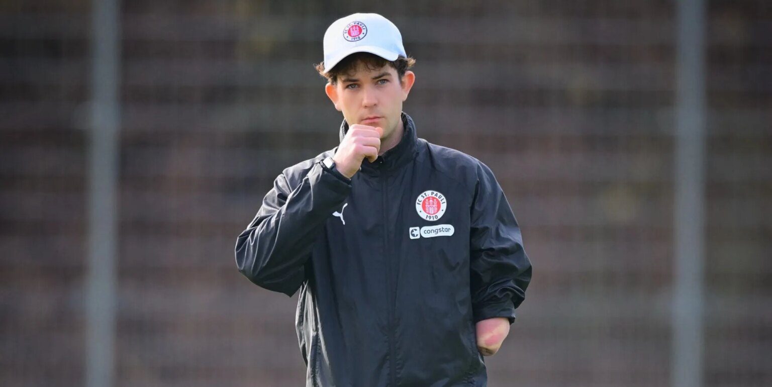 L'entraîneur de football professionnel se révèle gay alors que l'équipe envoie son soutien Christian Dobrick