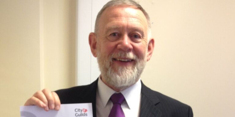 Une ancienne drag queen du défilé de la fierté se présentera pour Reform UK aux élections partielles de Salford Michael Felse