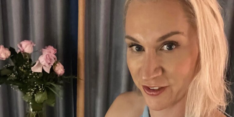 « J'ai commencé à sortir avec des hommes pour la première fois à 47 ans – voilà à quoi ça ressemble vraiment » Chloe Kelly