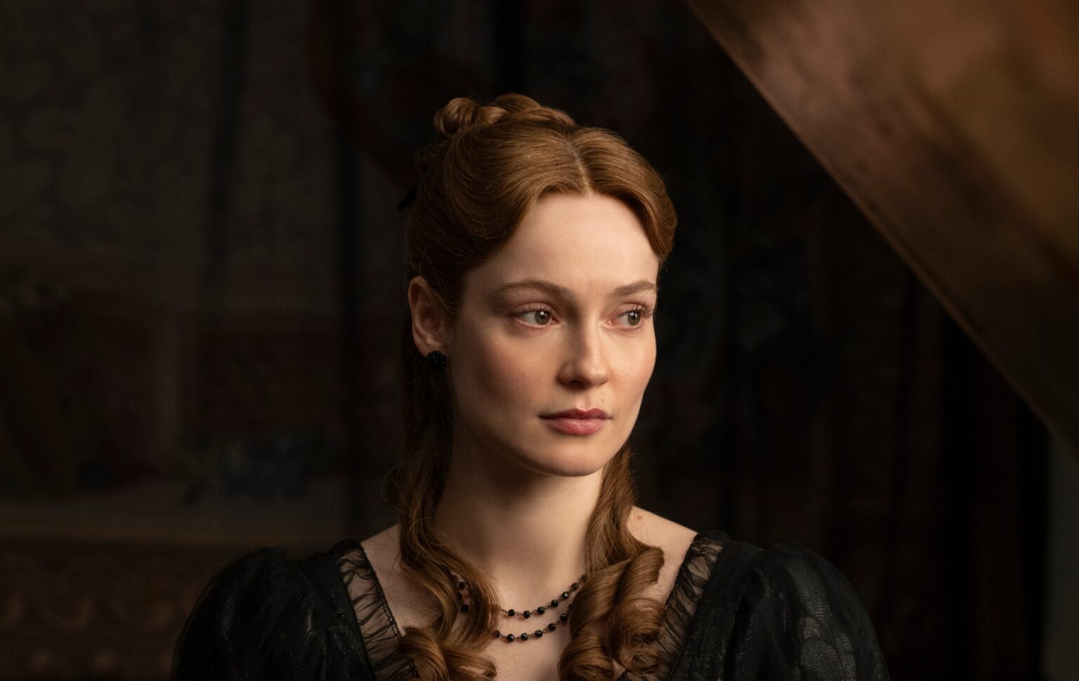 Francesca est-elle gay ou bisexuelle dans les livres originaux de Bridgerton de Julia Quinn ? Francesca Bridgerton, portrayed by Hannah Dodd, in all black looking sad