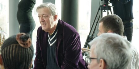 Stephen Fry « embarrassé » après des questions « époustouflantes » sur ses préférences sexuelles