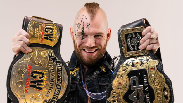 Aaron Rourke de la WWE entre dans l'histoire en tant que premier champion des célibataires gays Logo