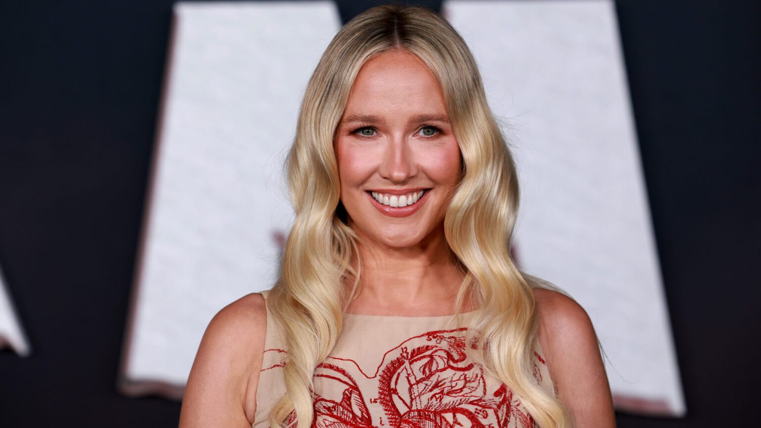 Anna Camp se révèle bisexuelle à 43 ans et réfléchit à « l'évolution majeure » dans un nouveau podcast Logo