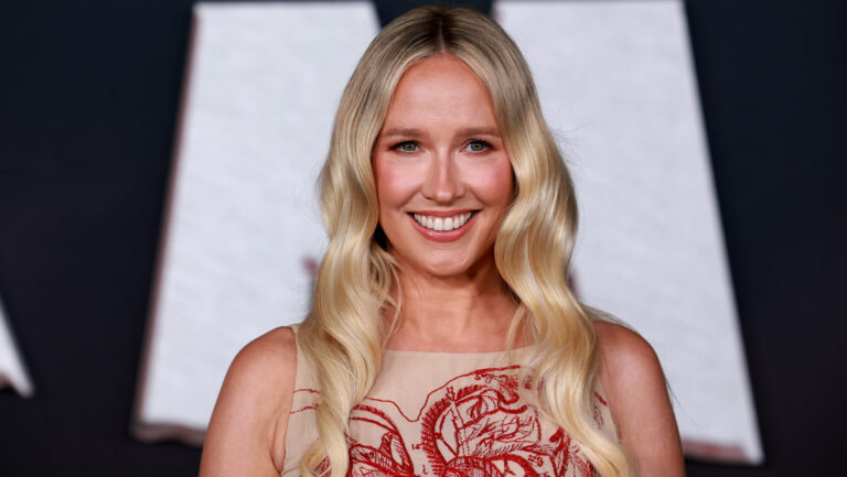 Anna Camp se révèle bisexuelle à 43 ans et réfléchit à « l'évolution majeure » dans un nouveau podcast Logo