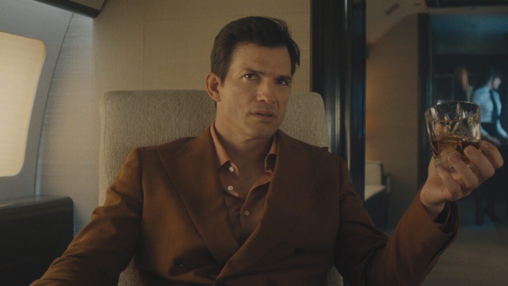 Ashton Kutcher a eu une réaction hilarante lorsque les fans ont rôti son personnage de « The Beauty » en ligne (exclusif) Logo