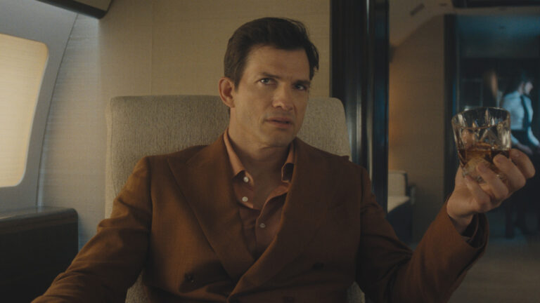 Ashton Kutcher a eu une réaction hilarante lorsque les fans ont rôti son personnage de « The Beauty » en ligne (exclusif) Logo