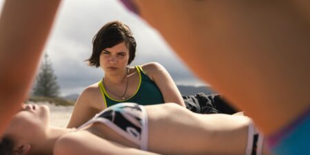 Big Girls Don't Cry, le film sur le passage à l'âge adulte en tant qu'adolescente queer dans la campagne néo-zélandaise : "C'est un véritable désastre !"