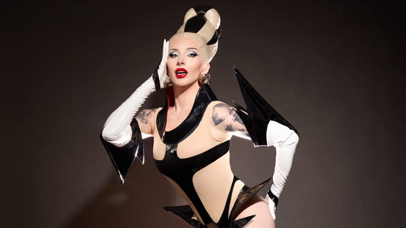 Bosco présente un spectacle de dragsters stellaire dans les cinémas américains avec la tournée « The Marvelous Miss Gender » Logo