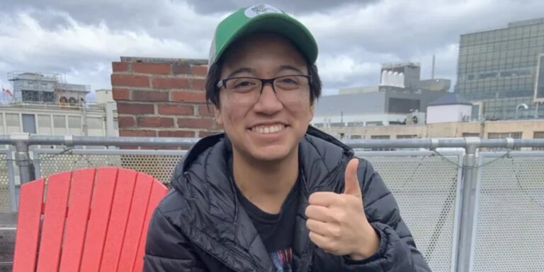 De gentils inconnus récoltent 90 000 $ pour les frais de scolarité d'un homme trans après que ses parents lui ont coupé les vivres Matthew N