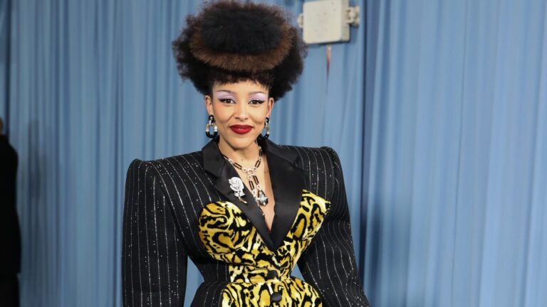 Doja Cat applaudit papa avec une invitation hilarante à un concert porno gay Logo