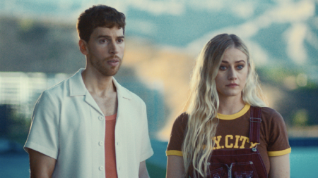 Jordan Gavaris parle de "Touch Me" alors qu'il dévoile la honte queer et les scènes d'horreur sauvages derrière le film (Exclusif)