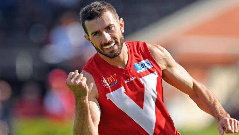 L'ancien joueur de l'AFL, Leigh Ryswyk, se révèle gay, marquant la première de la Ligue Logo