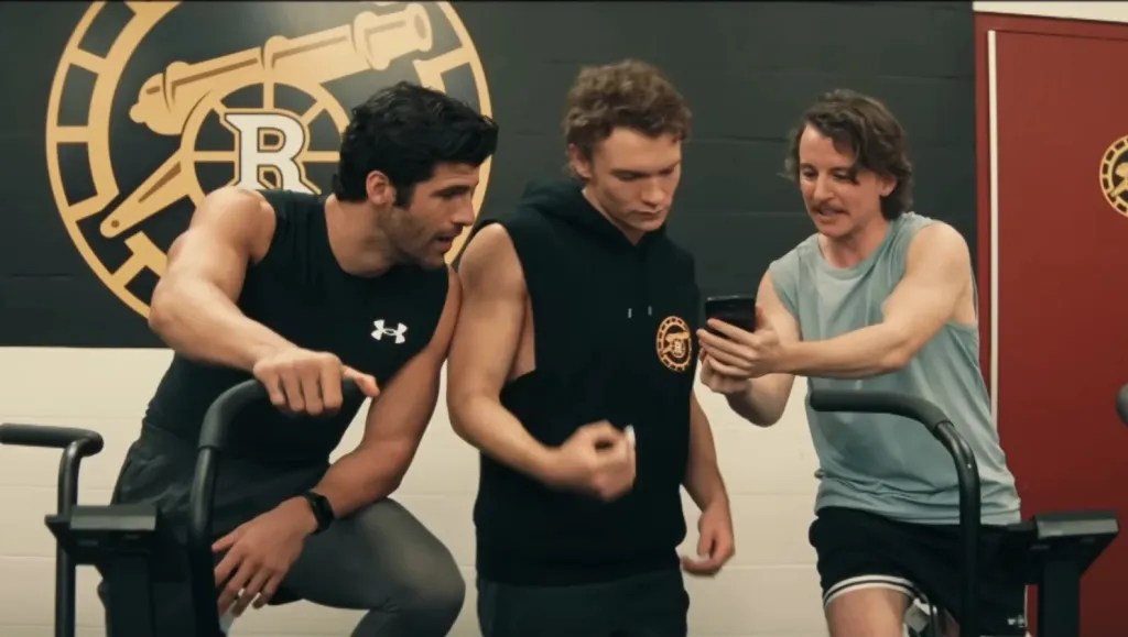 Dans Heated Rivalry, Harrison Browne (à droite) joue Connors.