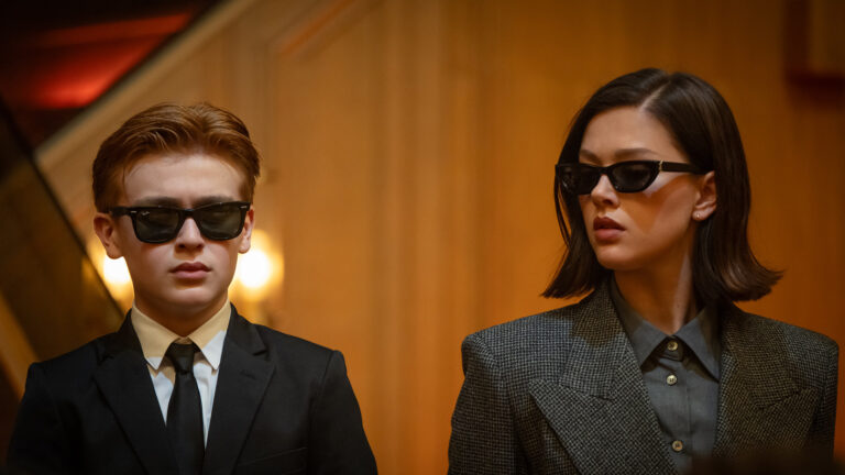 Le casting de « The Beauty » sur les clins d'œil de mode campy de la série et pourquoi Ryan Murphy « fait juste ce qu'il veut voir » (Exclusif) Logo