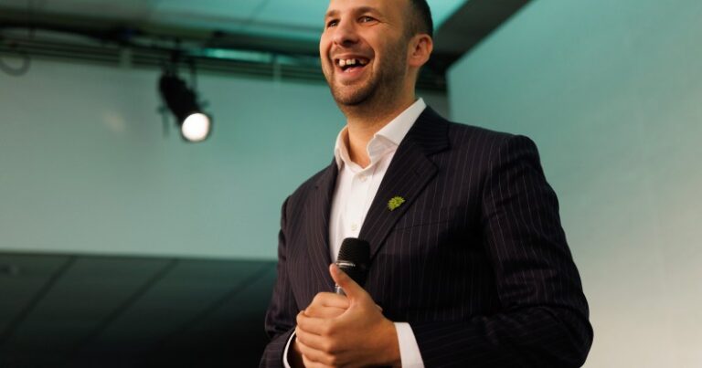 Le chef du Parti vert, Zack Polanski, déclare : « Je sais ce que c'est que d'être mis à l'écart » Le chef du Parti vert, Zack Polanski, déclare : « Je sais ce que c'est que d'être mis à l'écart »