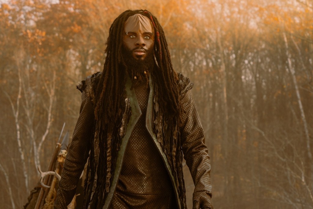 L'acteur Karim Diané dans le rôle de Jay-Den Kraag dans Star Trek : Starfleet Academy. Il a de longues dreadlocks marron foncé et un manteau en maille camouflage.