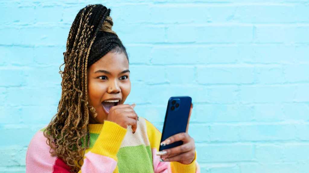 Femme réagissant au téléphone intelligent