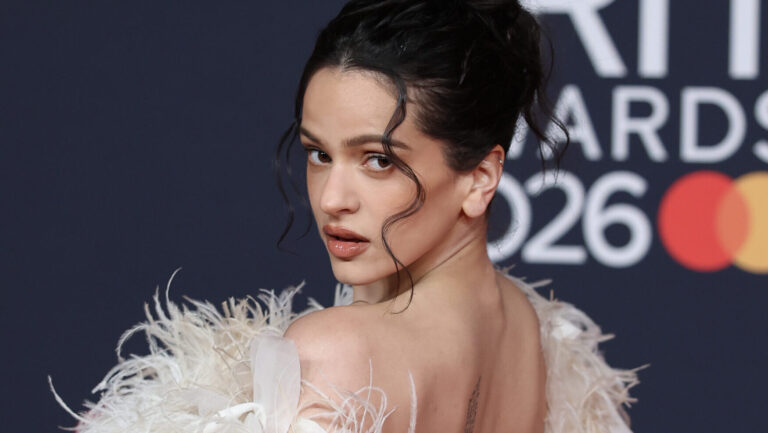 Rosalía dit que sa qualité préférée chez un homme est « qu'il est gay » Logo