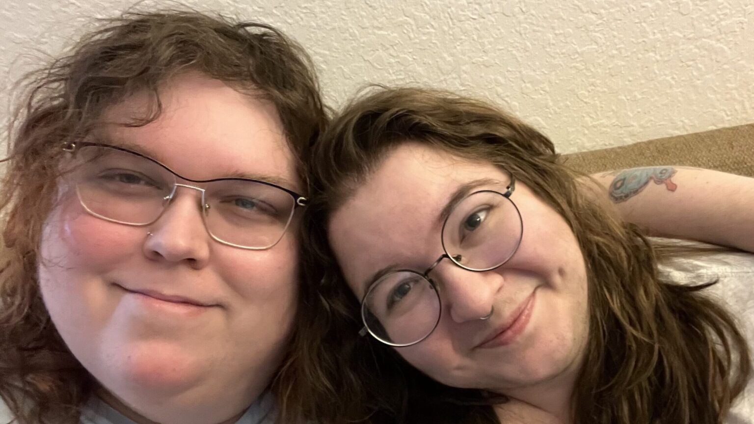 Un enseignant trans fuit la Floride pour enseigner librement et lance GoFundMe pour un nouveau départ Trans teacher Saoirse Emery launches GoFundMe to leave Florida and teach openly in Maryland amid rising anti-LGBTQ policies.