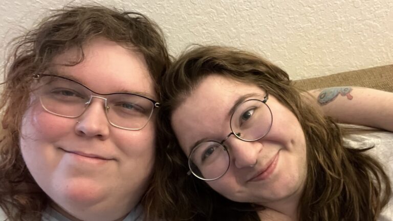 Un enseignant trans fuit la Floride pour enseigner librement et lance GoFundMe pour un nouveau départ Trans teacher Saoirse Emery launches GoFundMe to leave Florida and teach openly in Maryland amid rising anti-LGBTQ policies.