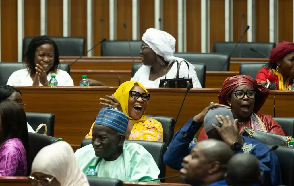 Les députés de la majorité célèbrent l'adoption d'une loi doublant les peines pour homosexualité à l'Assemblée nationale de Dakar.
