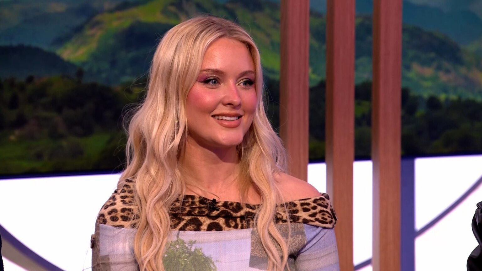 Zara Larsson répond aux réactions négatives d'une blague sur l'avortement viral : « Désolé, c'est drôle » Logo