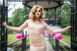 Comment la mode queer transforme les codes vestimentaires au quotidien ?
