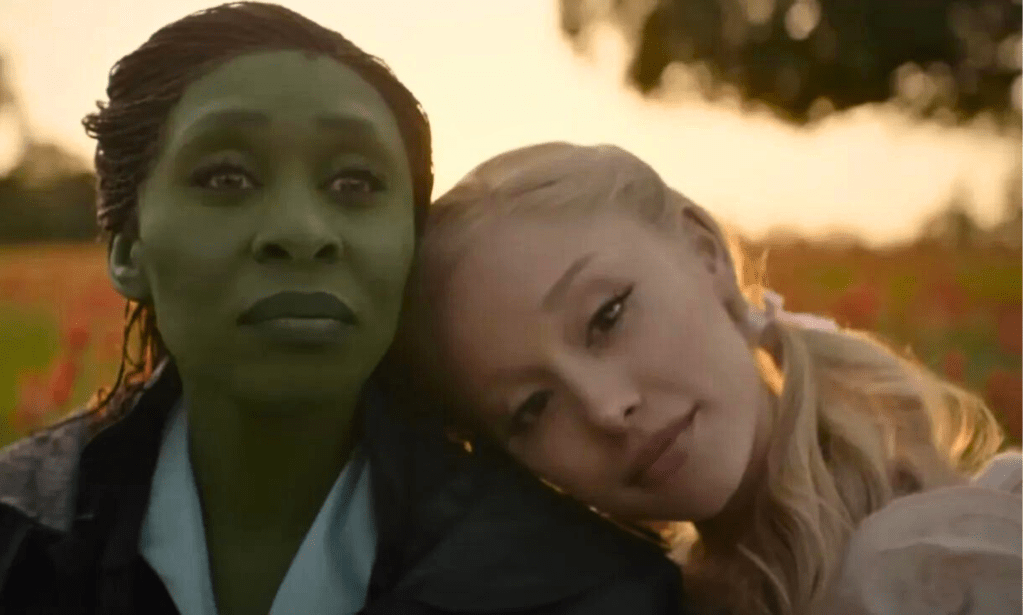 Une photo de Wicked montrant Cynthia Erivo et Ariana Grande.