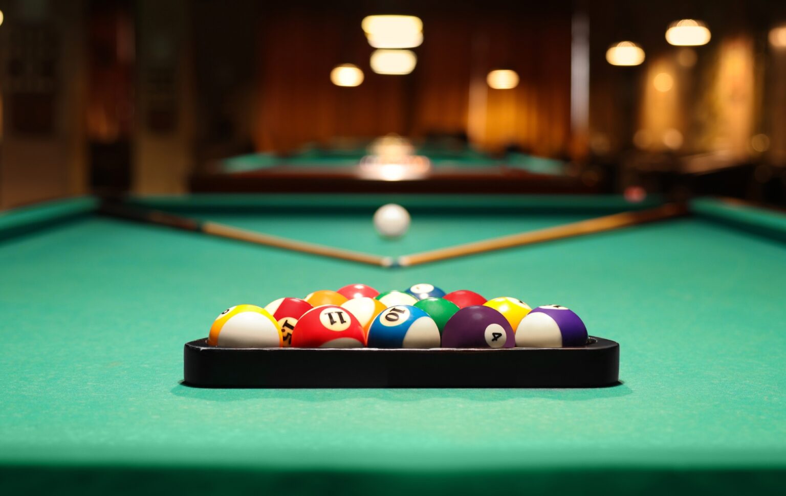 L'instance dirigeante du snooker a interdit aux femmes trans de participer aux tournois féminins Plastic triangle rack with billiard balls and cues on green table indoors