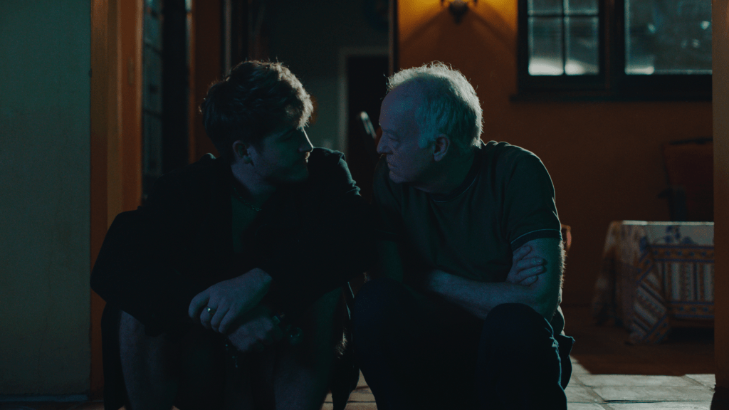 Aaron et Hank étaient assis dehors dans le noir, penchés l'un vers l'autre.