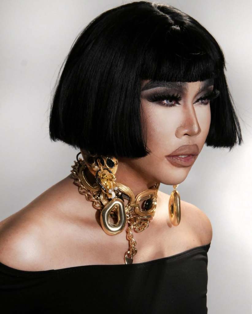 Drag Race : la star philippine Misua dans une robe noire et de gros bijoux en or