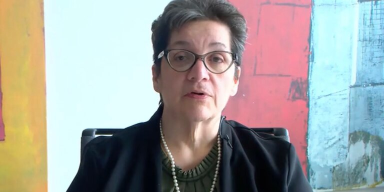 Un bibliothécaire du Tennessee licencié pour avoir refusé de déplacer des livres queer « recommencerait » Fired Tennessee librarian Luanne James