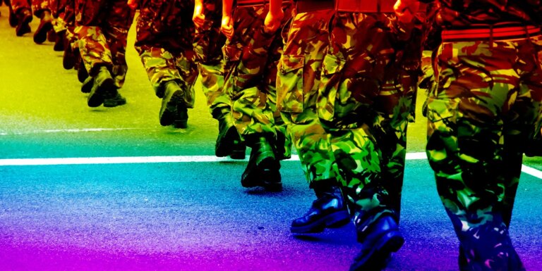 Des vétérans poursuivent le ministère de la Défense pour des interdictions historiques LGBTQ+ soldiers with pride colours over the top
