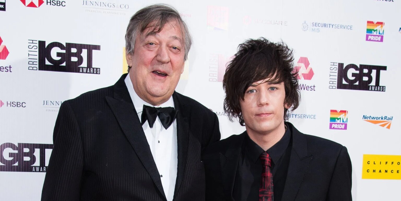 Stephen Fry met fin aux critiques sur l'écart d'âge en matière de mariage avec une réponse provocatrice Stephen Fry met fin aux critiques sur l'écart d'âge en matière de mariage avec une réponse provocatrice