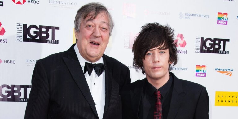 Stephen Fry met fin aux critiques sur l'écart d'âge en matière de mariage avec une réponse provocatrice Stephen Fry met fin aux critiques sur l'écart d'âge en matière de mariage avec une réponse provocatrice