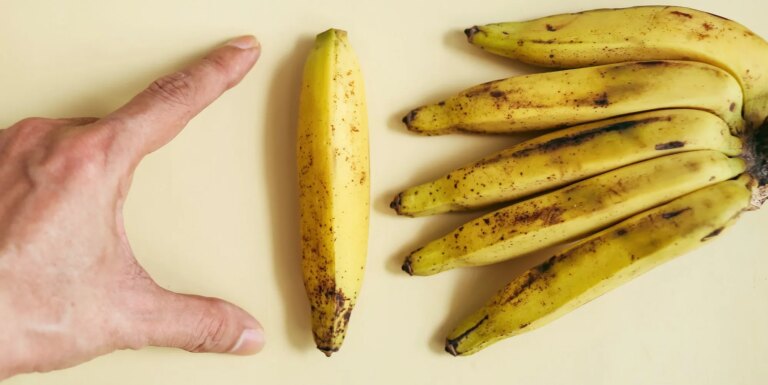 Les hommes gays ont demandé si la taille comptait vraiment – et les réponses sont révélatrices man measuring a banana