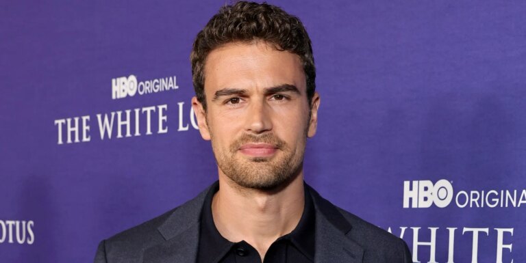 Theo James fustige la manosphère toxique : « C'est effrayant d'avoir un fils » Theo James