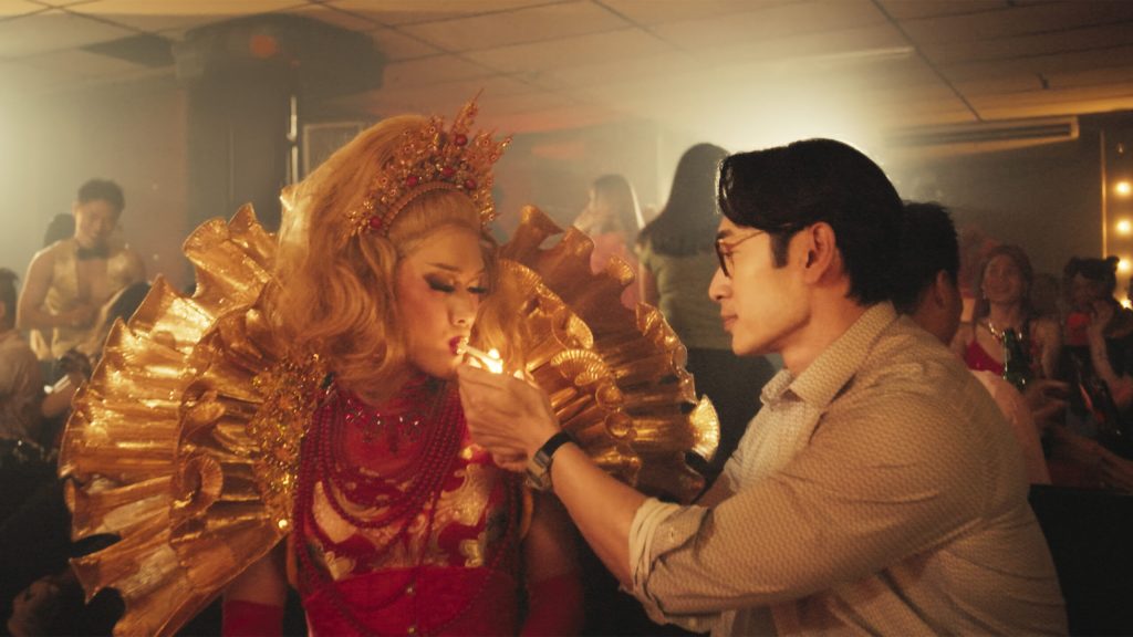 A Good Child still : une drag queen allumant sa cigarette à un homme en chemise