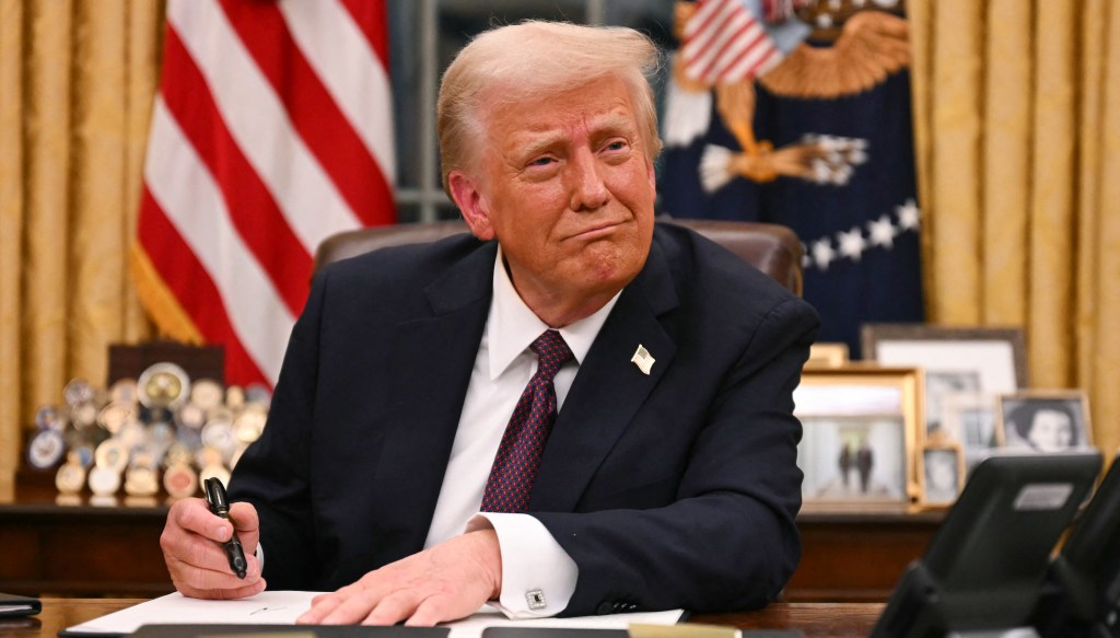 Le président américain Donald Trump signe des décrets dans le bureau ovale de la Maison Blanche à Washington, DC, le 20 janvier 2025. (Photo de Jim WATSON / AFP)
