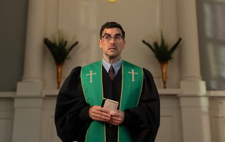 C'est ce que disent les critiques à propos de la nouvelle sitcom de Dan Levy, Big Mistakes. Big Mistakes Dan Levy as pastor Nicky, preaching in a churce