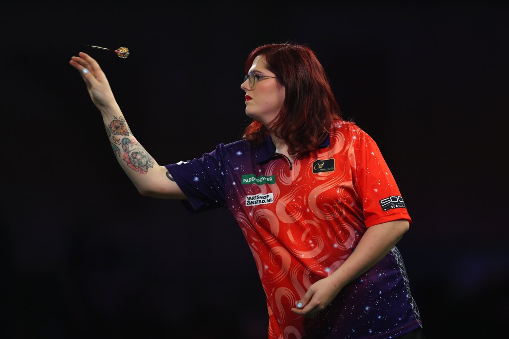 Noa-Lynn van Leuven des Pays-Bas en action pendant la cinquième journée du Championnat du monde de fléchettes Paddy Power 2025/26 à l'Alexandra Palace