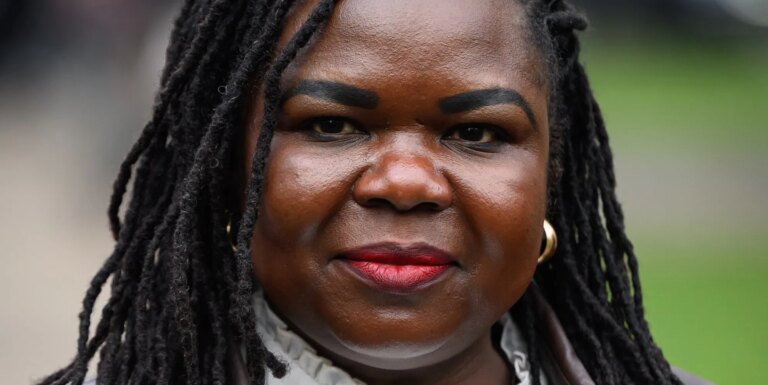 Une infirmière parvient à un accord avec le NHS après avoir qualifié le patient trans de « M. » Jennifer Melle