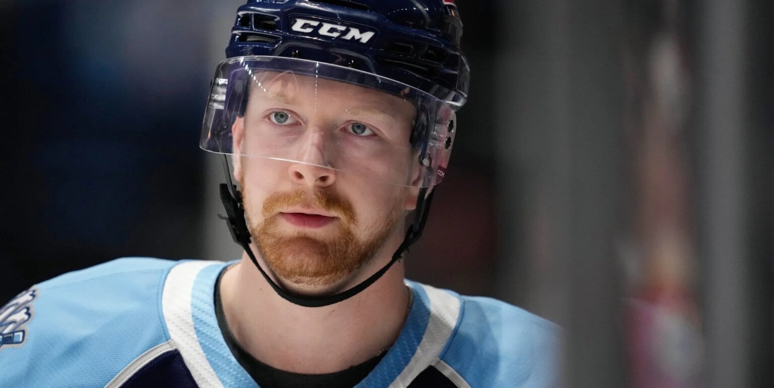 Un joueur de hockey dit que ses coéquipiers sont « plus gays que lui » avec des pitreries dans les vestiaires Un joueur de hockey dit que ses coéquipiers sont « plus gays que lui » avec des pitreries dans les vestiaires