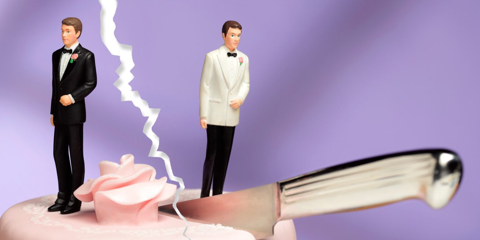 Que se passe-t-il lorsque les couples LGBTQ+ divorcent ? La parentalité, les finances et vos droits expliqués gay couple wedding cake divorce